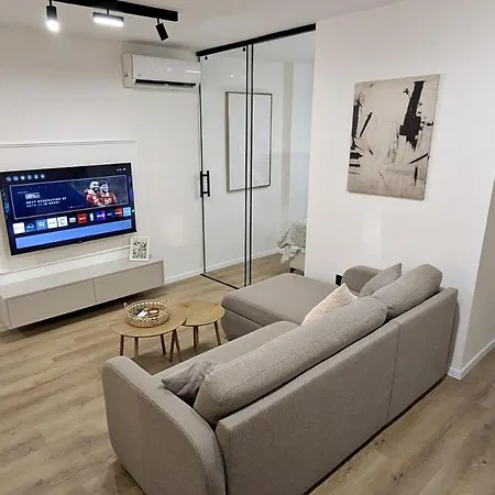 Modern Cozy In With Free Parking Apartment