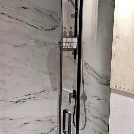 Apartment Modern Cozy In With Free Parking *