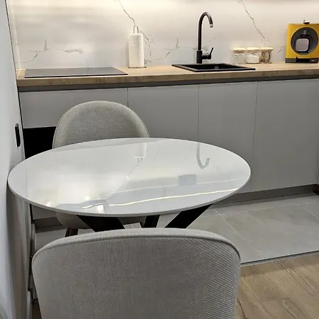 Apartment Modern Cozy In With Free Parking *